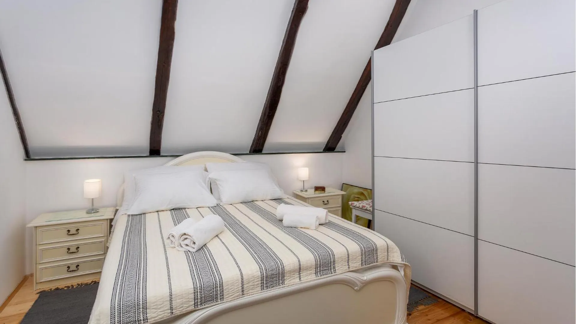 2 Bedroom Beautiful Home In Gornji Lopci Vratnik Chorvatsko