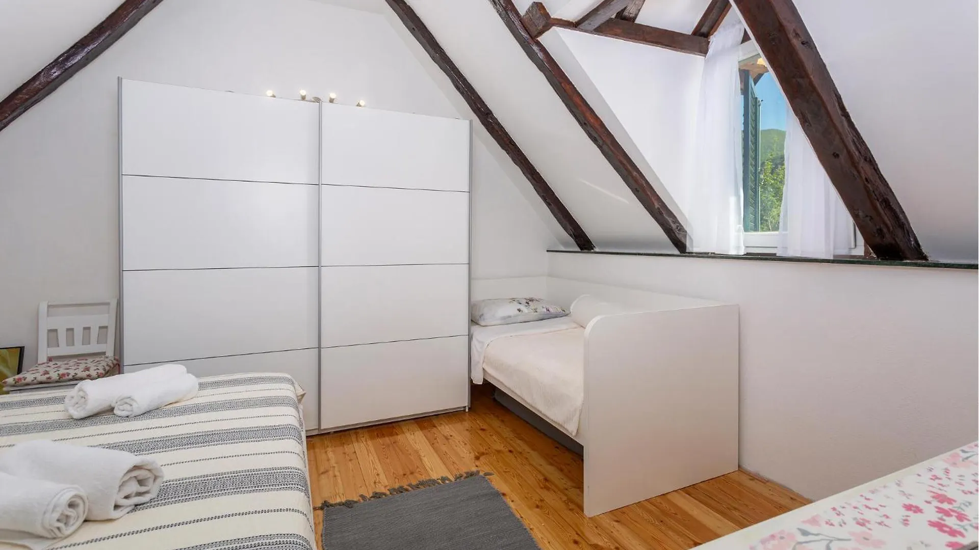 2 Bedroom Beautiful Home In Gornji Lopci Vratnik