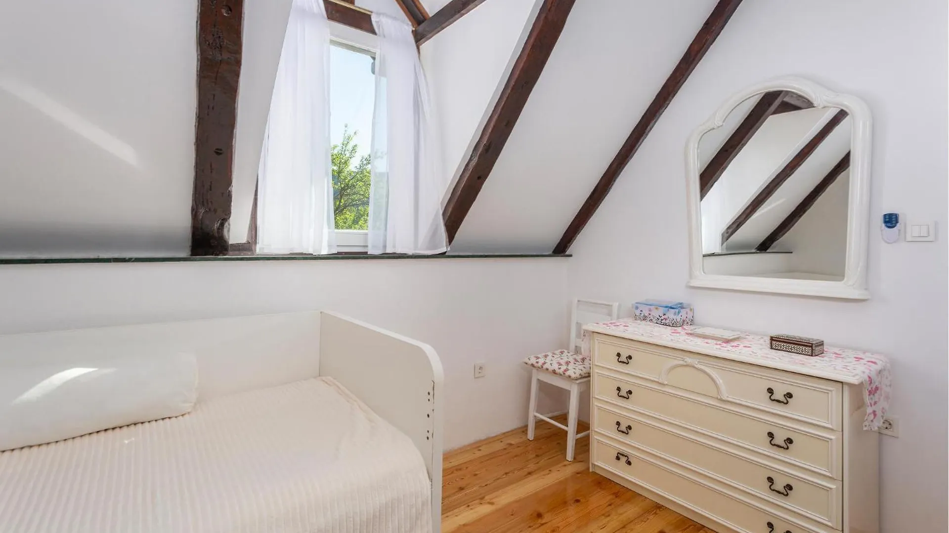 2 Bedroom Beautiful Home In Gornji Lopci Vratnik Chorvatsko
