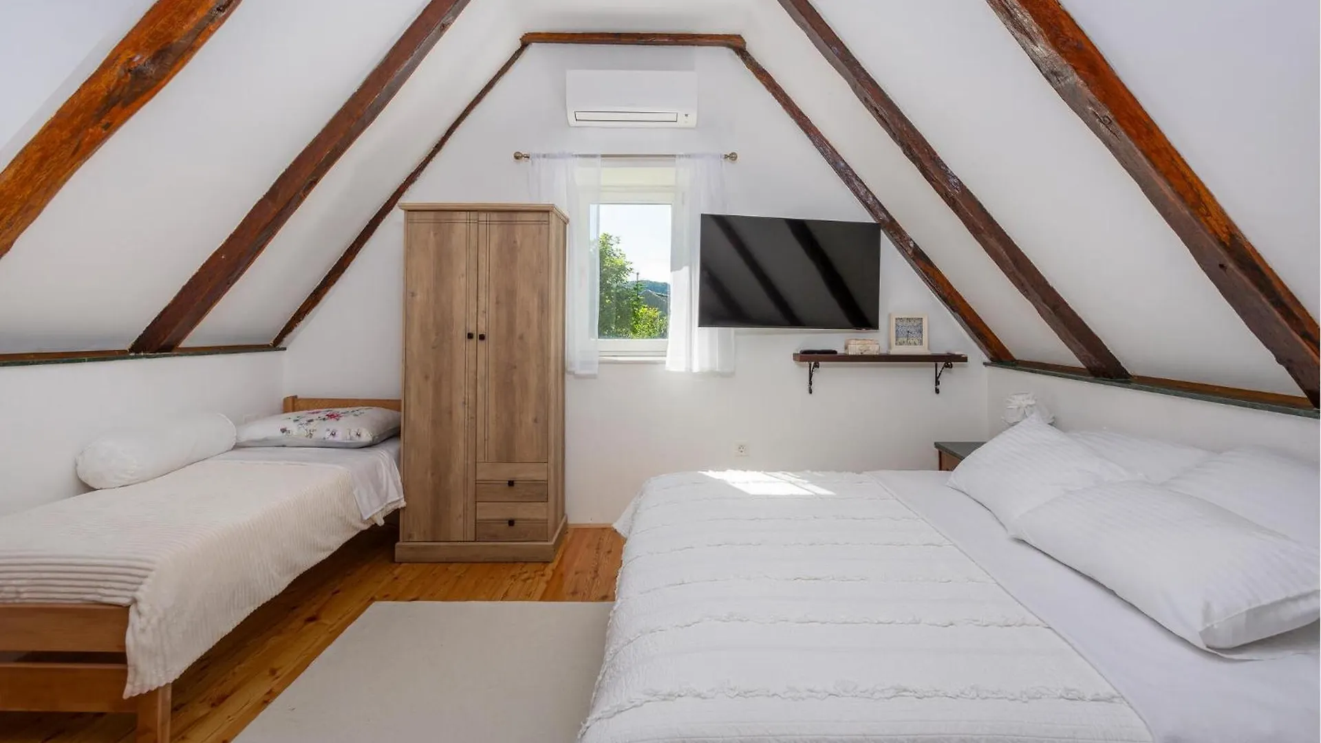 2 Bedroom Beautiful Home In Gornji Lopci Vratnik 0*,