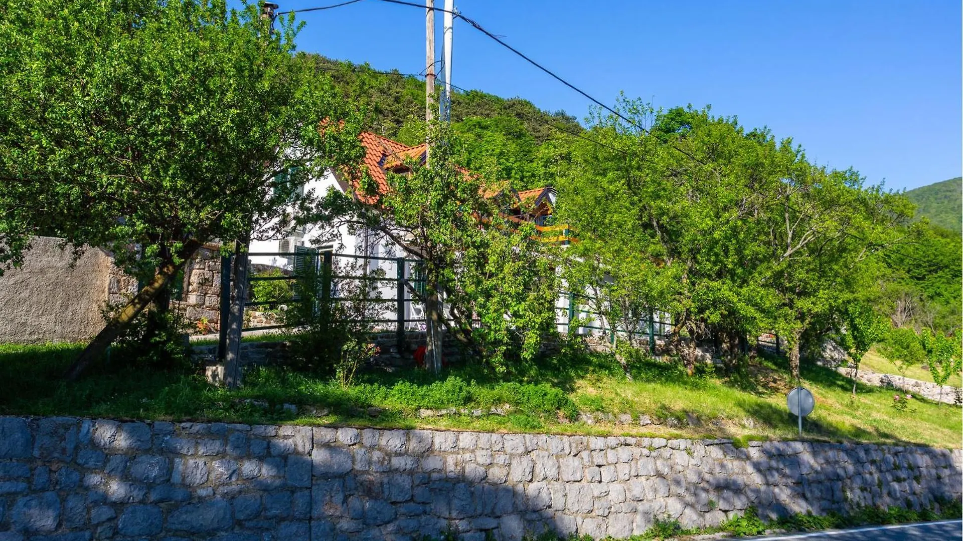 2 Bedroom Beautiful Home In Gornji Lopci Vratnik 0*,